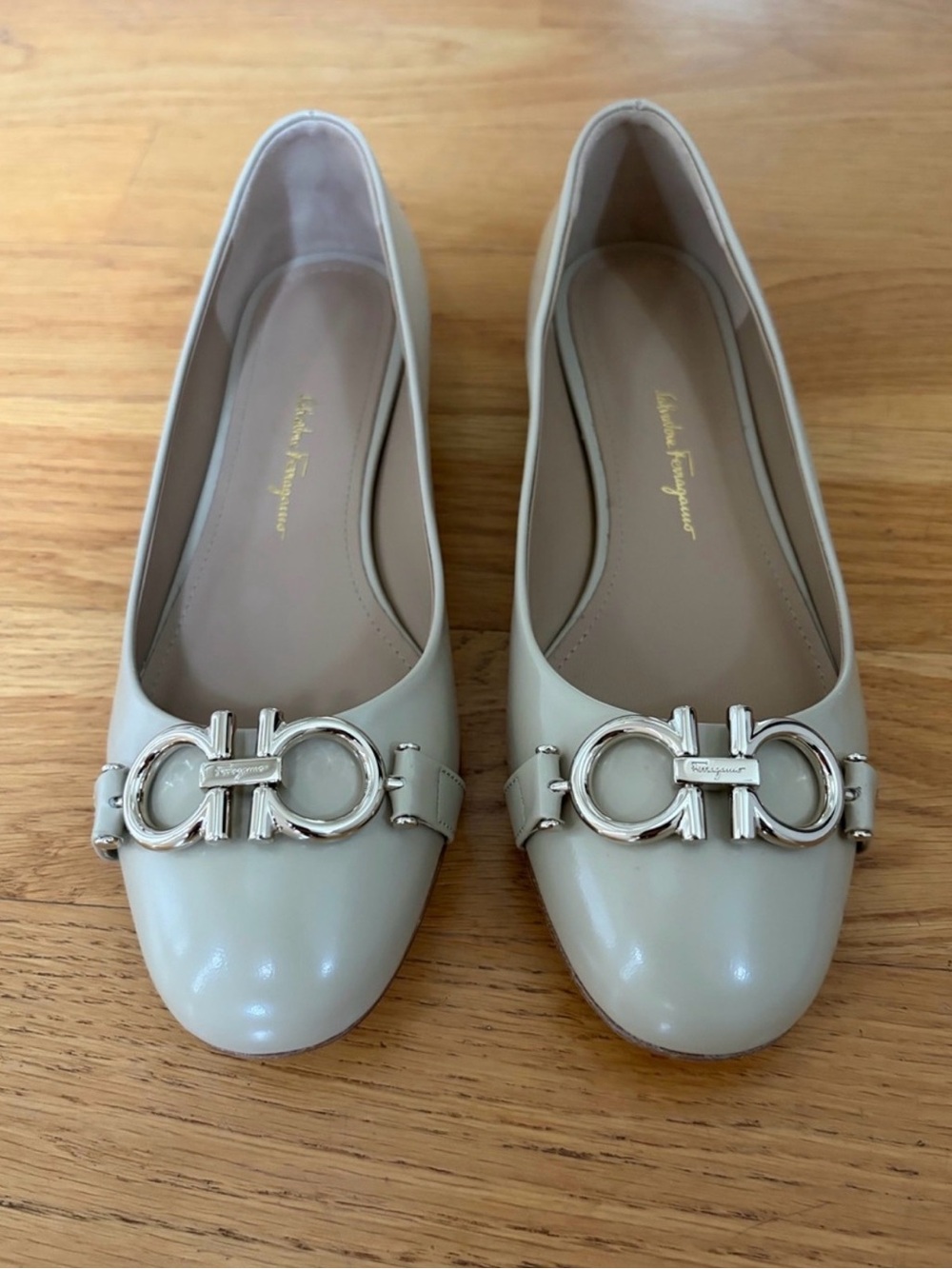 NWB Salvatore Ferragamo Cream Vara Bow Ballet Flats